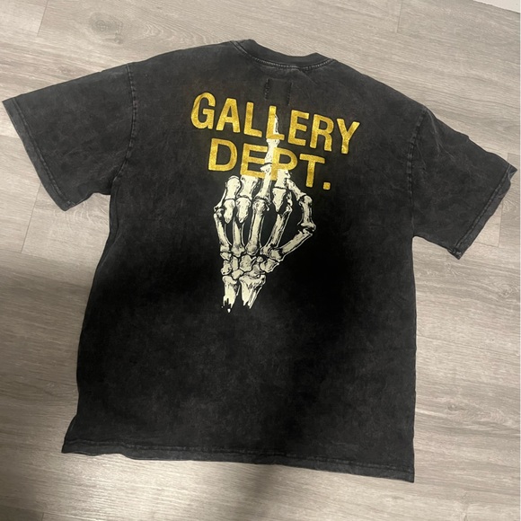 - Gallery dept middle finger skeleton Tee - Picture 3 of 7